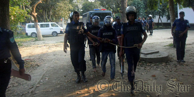 Covered with armour, police take JMB militant Zakaria and militant suspect Russel to judicial magistrate’s court in Tangail this afternoon. Photo: STAR