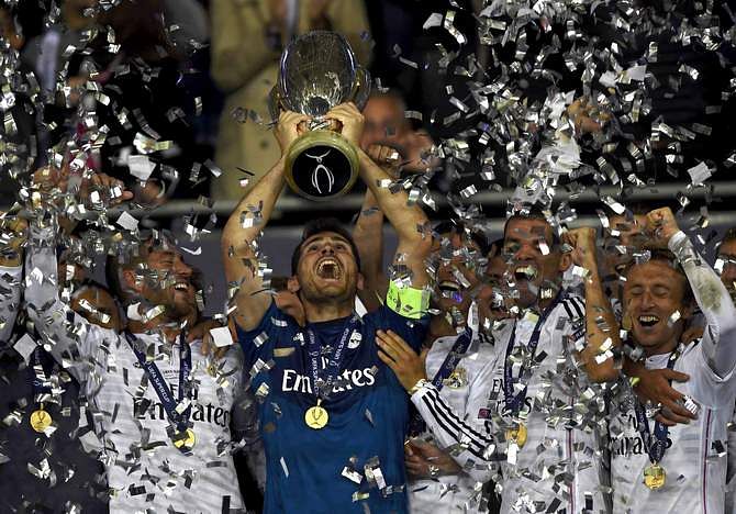 Real Madrid's captain Iker Casillas holds up the trophy after winning the UEFA Super Cup final against Sevilla at Cardiff City stadium, Wales, August 12, 2014. Photo: Reuters