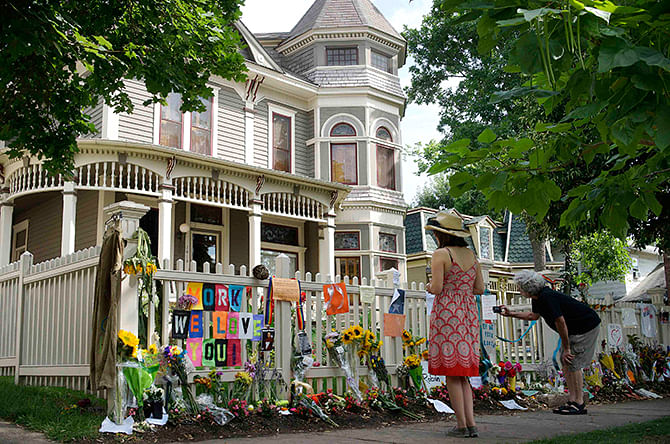 A woman looks at an impromptu memorial to actor Robin Williams outside the actual house used in his breakout hit TV show 