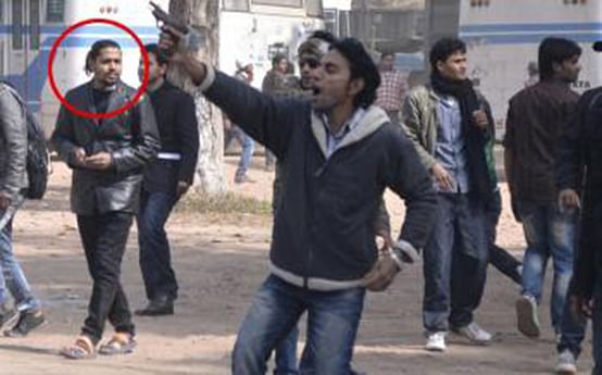 Delwar Hossain, vice-resident of Rajshahi University Bangladesh Chhatra League (BCL) unit, is pictured here beside a gun-waving BCL activist during Sunday's violence on the campus. Photo: Prothom Alo