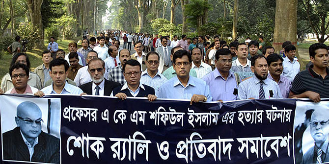 Teachers of Rajshahi University bring out a rally in the campus on Sunday protesting killing of Prof Shafiul Islam who was hacked to death on Saturday by unknown assailants. Photo: Banglar Chokh