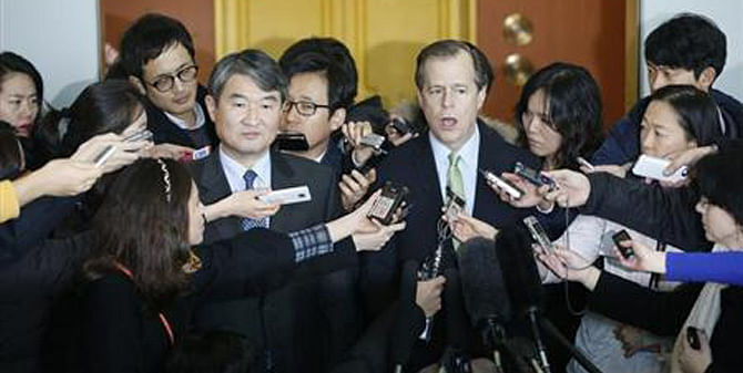 US Special Representative for North Korea Policy Glyn Davies (R from centre) answers questions at a news conference after a meeting with Cho Tae-Yong (L from centre), South Korean chief delegate to the six-party talks on North Korea's denuclearisation, at the Foreign Ministry in Seoul January 29, 2014. 