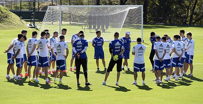 Argentina's coach Alejandro Sabella (C-R, white cap) talks to his players during a training session at 'Cidade do Galo', the Argentinean team's base camp in Vespasiano, near Belo Horizonte, on June 28, 2014 during the 2014 FIFA Football World Cup in Brazil. Photo: Getty Images