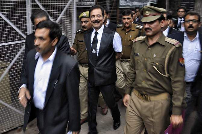 The Sahara group chairman Subrata Roy (C) is escorted by police to a court in the northern Indian city of Lucknow on February 28. Photo: Reuters