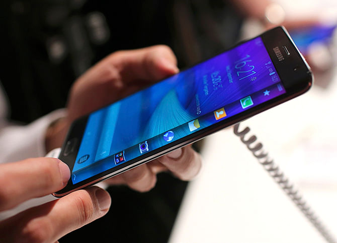 A visitor holds a new Samsung Galaxy Note Edge smartphone after its presentation at the Unpacked 2014 Episode 2 event ahead of the IFA Electronics show in Berlin, September 3, 2014. Photo: Reuters