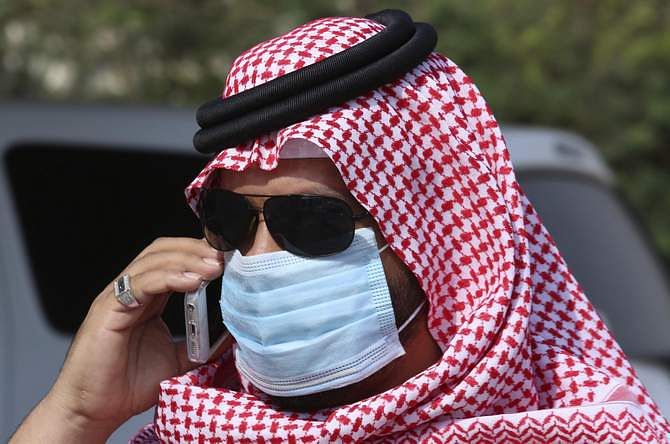A man with mask speaks on his mobile phone in Jeddah May 29, 2014. Saudi Arabia is working with international scientific organisations to improve its response to a deadly new virus that has killed 186 people in the kingdom, its acting health minister Adel Fakieh told Reuters on Wednesday. Photo: Reuters