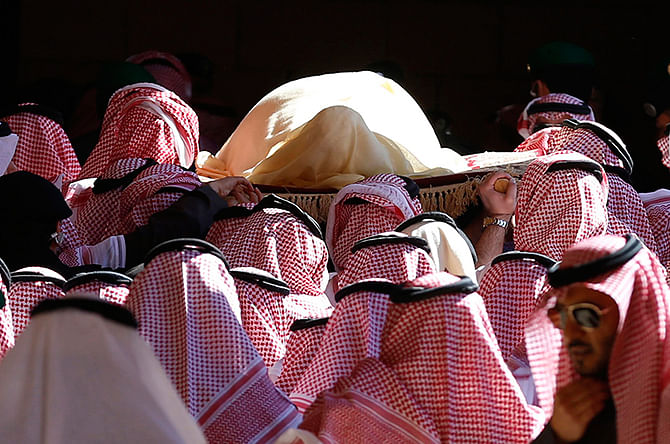 The body of Saudi King Abdullah bin Abdul Aziz is carried during his funeral at Imam Turki Bin Abdullah Grand Mosque, in Riyadh January 23, 2015. Photo: Reuters