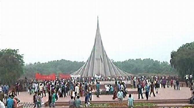 People throng the National Memorial at Savar Wednesday on the occassion of the 44th Independance Day. Photo: TV grab