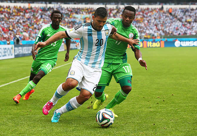 Sergio Aguero of Argentina controls the ball against Ogenyi Onazi of Nigeria during the 2014 FIFA World Cup Brazil Group F match between Nigeria and Argentina at Estadio Beira-Rio on June 25, 2014 in Porto Alegre, Brazil. Photo: Getty Images