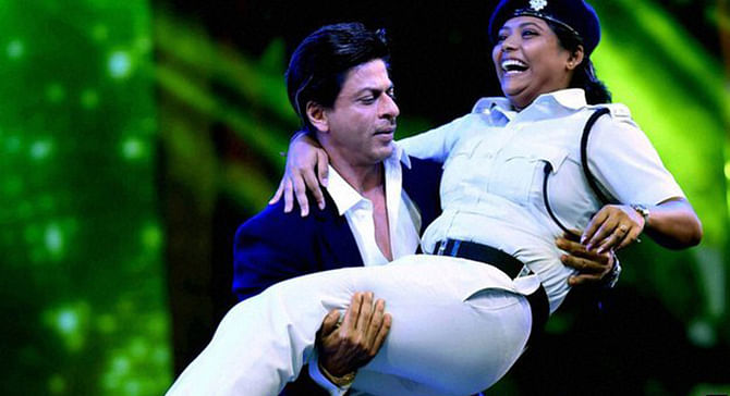 Bollywood star Shah Rukh Khan scooped up the police officer in his arms during the performance, Photo taken from PTI