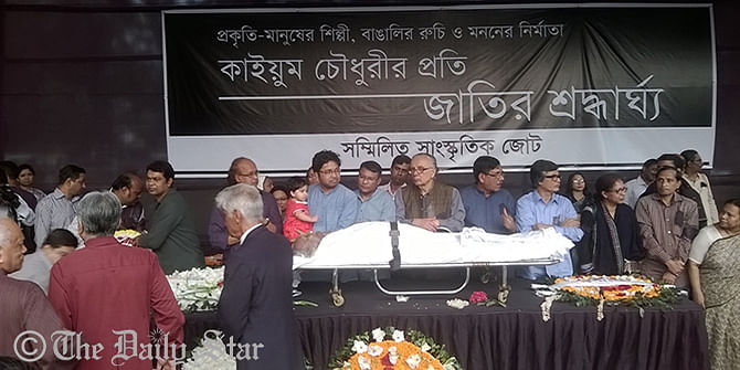 People from all walks of life pay tribute to artist Qayyum Chowdhury at Central Shaheed Minar in Dhaka where his body has been taken around 11:45am Monday. Qayyum passes away Sunday evening suffering a massive cardiac arrest. Photo: Akram Hosen