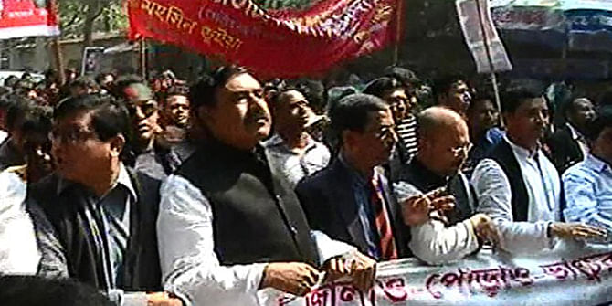 Demanding withdrawal of hartal and blockade, Shipping Minister Shajahan Khan (L) along with pro-Awami League men march towards BNP Chairperson Khaleda Zia’s Gulshan office to lay siege to it on Monday. Photo: TV grab