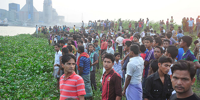 This Star photo shows locals gather on the back of the Shitalakkhya river to see recovery of the bodies of Narayanganj City Corporation panel mayor Nazrul Islam and six others.