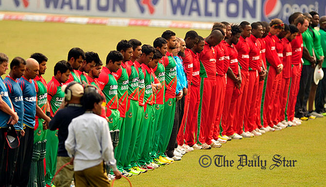 Bangladesh and Zimbabwe players observe a minute of silence in memory of Phil Hughes ahead of 4th ODI in Dhaka on Friday. Photo: Firoz Ahmed