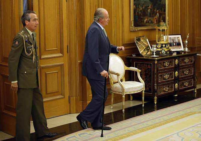 Spain's King Juan Carlos catches his right foot with a rug as he heads to greet US Chamber of Commerce President and Chief Executive Officer Thomas Donohue (not pictured) at Zarzuela Palace outside Madrid June 2, 2014. Photo: Reuters