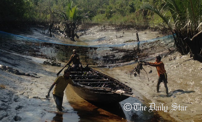 People scoop up oil from Sundarbans on the sixth day Sunday after an oil tanker capsized in the world's largest mangrove forest. Photo: Pinaki Roy