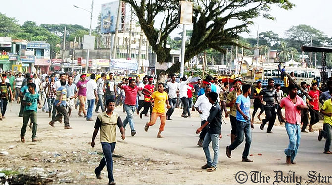 CNG-run auto-rickshaw drivers clash with bus workers at Kadamtali area in the city Saturday. Photo: Star 
