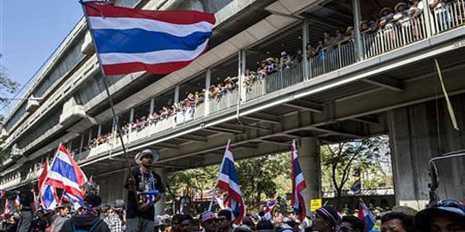 Anti-government protesters wave Thai national flags as they protest outside the Thai Police headquarters in central Bangkok January 15, 2014. 