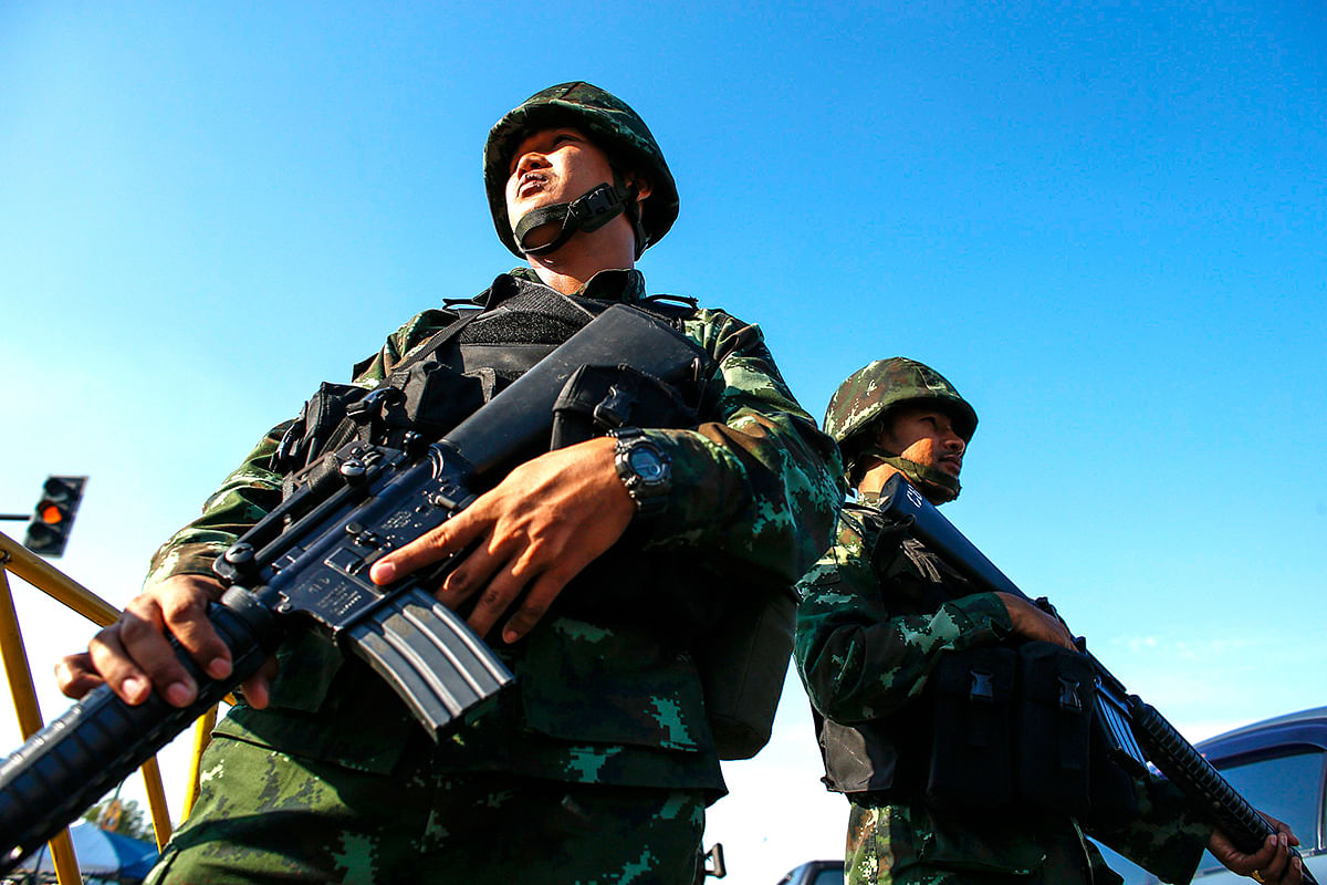 Thai soldiers take their positions near a pro-government 