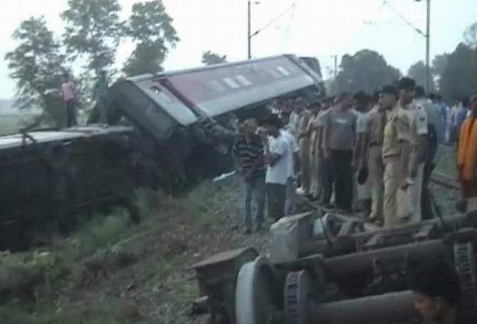 People look at the derailed bogies of New Delhi-Dibrugarh Rajdhani Express near Chapra in Bihar, India. Four people were killed in the incident. Photo: NDTV