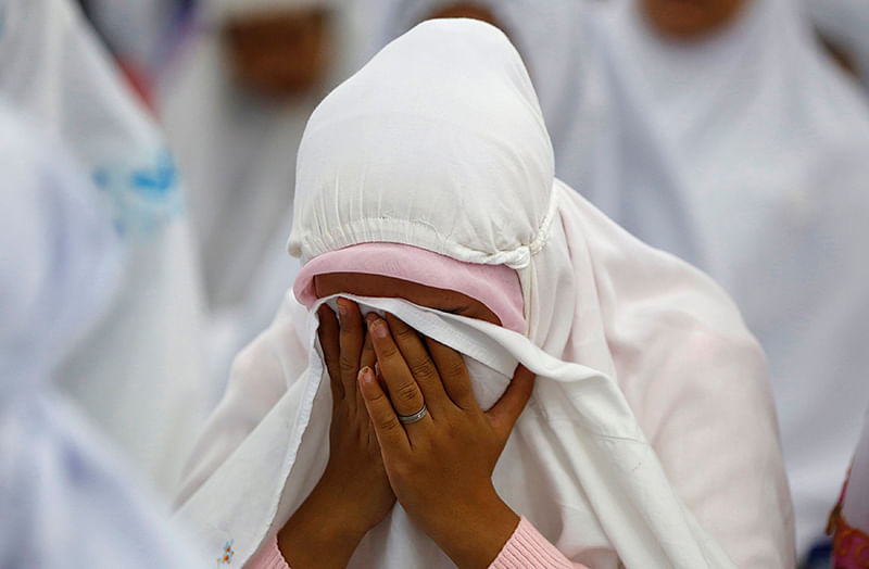 An Acehnese woman cries as she attends a mass prayer for the 2004 tsunami victims at Baiturrahman Grand Mosque in Banda Aceh, December 25, 2014.Photo: Reuters