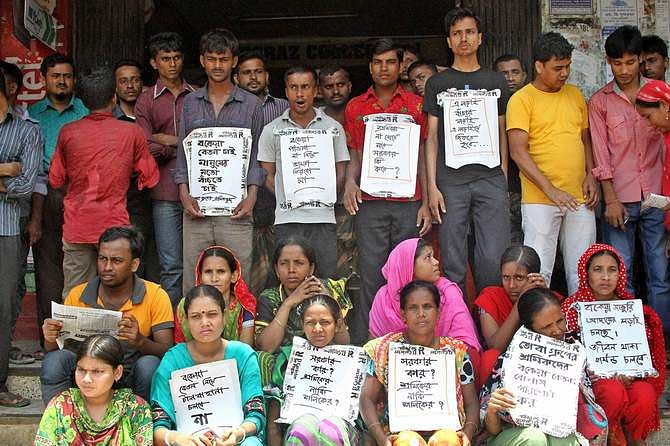 Garment workers of five factories of Tuba Group continue their protests for the sixth day on Saturday to demand due salaries and festival bonuses in Badda, Dhaka. Photo: STAR