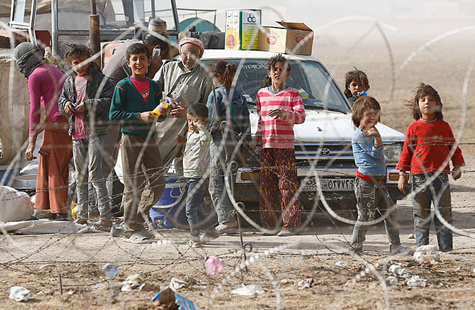 Syrian Kurdish refugees gather on the Turkish-Syrian border near the southeastern town of Suruc in Sanliurfa province, September 24, 2014. Photo: Reuters