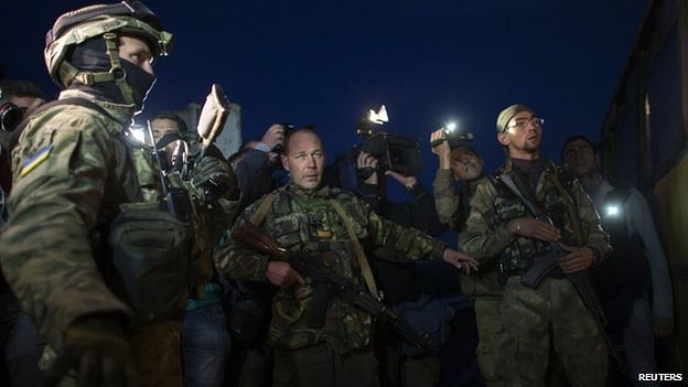 Under the terms of the ceasefire, Ukrainian forces (L) and pro-Russian rebels (C+R) are exchanging prisoners. Photo: BBC/Reuters  