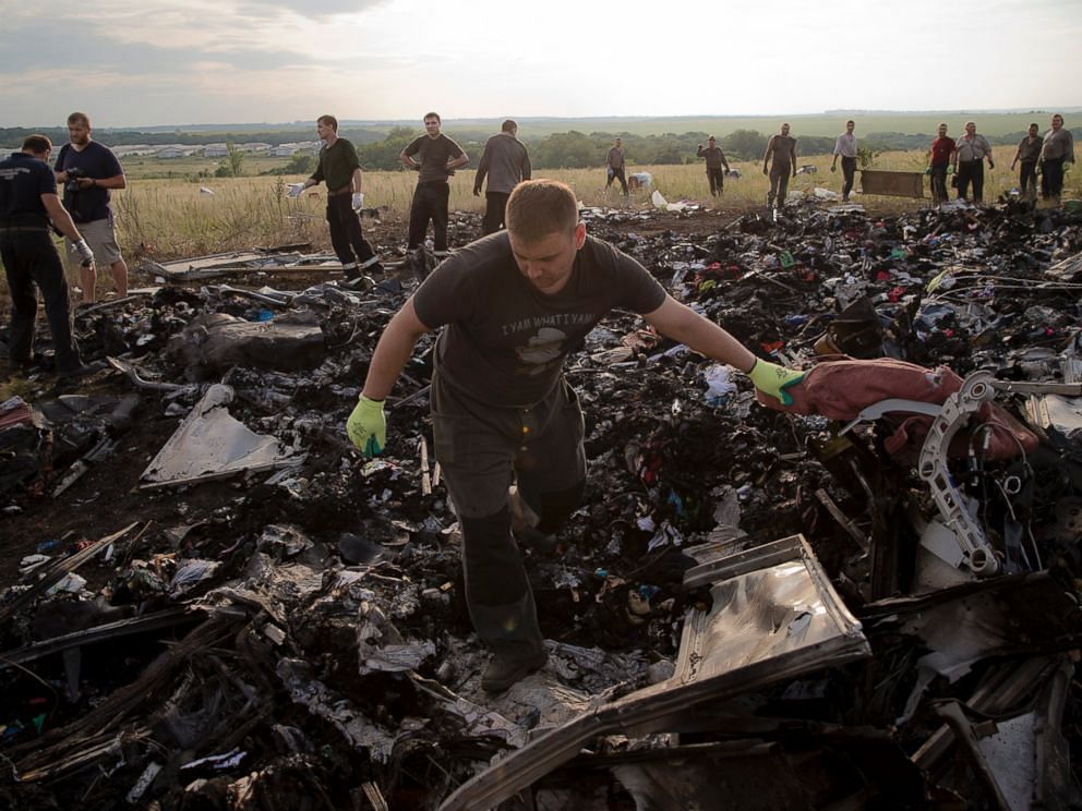 A man looks for the remains of victims in the debris at the crash site of Malaysia Airlines Flight 17 near the village of Hrabove, eastern Ukraine, July 19, 2014. Photo: AP