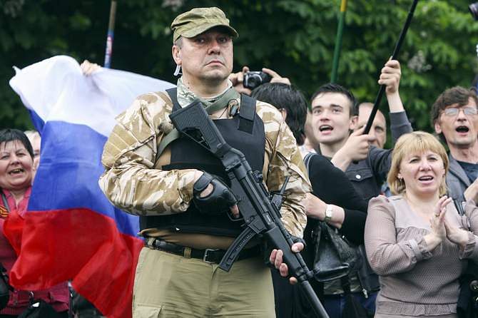 A bodyguard holds his weapon during a rally to mark and celebrate the announcement of the results of the referendum on the status of Luhansk region in Luhansk May 12, 2014. Photo: Reuters