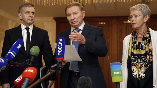 Former Ukrainian President Leonid Kuchma (c) presented the plan after late-night talks