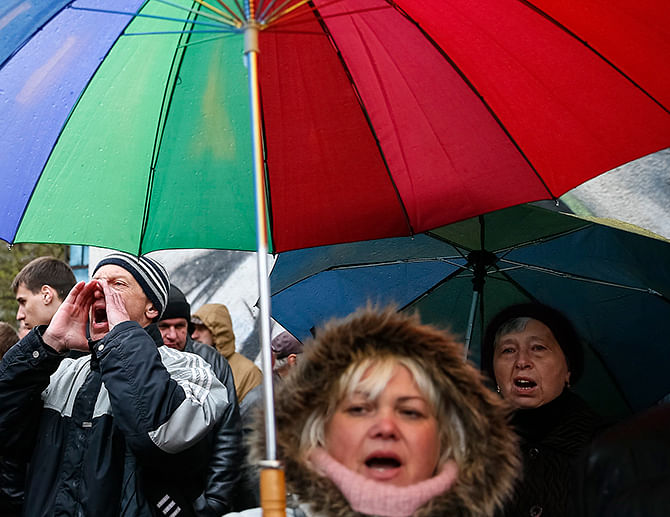 Supporters of the detained pro-Russian protesters shout slogans as they gather in front of the court building in Kharkiv of Ukraine on Thursday. Photo: Reuters