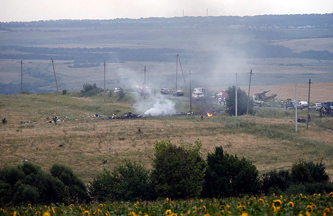 The site of a Malaysia Airlines Boeing 777 plane crash is seen near the settlement of Grabovo in the Donetsk region, July 17, 2014. The Malaysian Flight MH17 was brought down over eastern Ukraine on Thursday, killing all 295 people aboard and sharply raising stakes in a conflict between Kiev and pro-Moscow rebels in which Russia and the West back opposing sides. Photo: Reuters