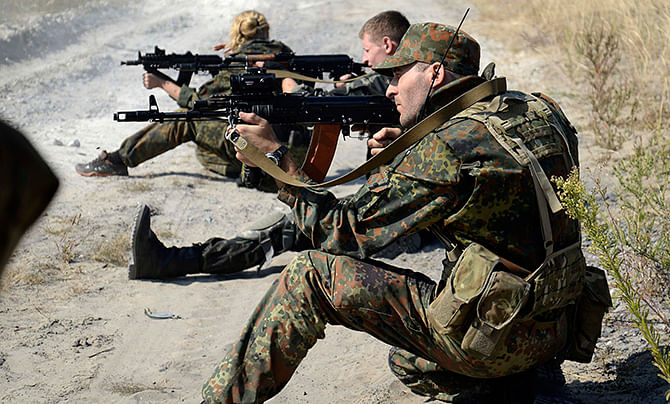 Ukrainian army soldiers from battalion "Aydar" practise shooting during a military drill in the village of Schastya, near the eastern Ukrainian town of Luhansk September 20. Photo: Reuters 