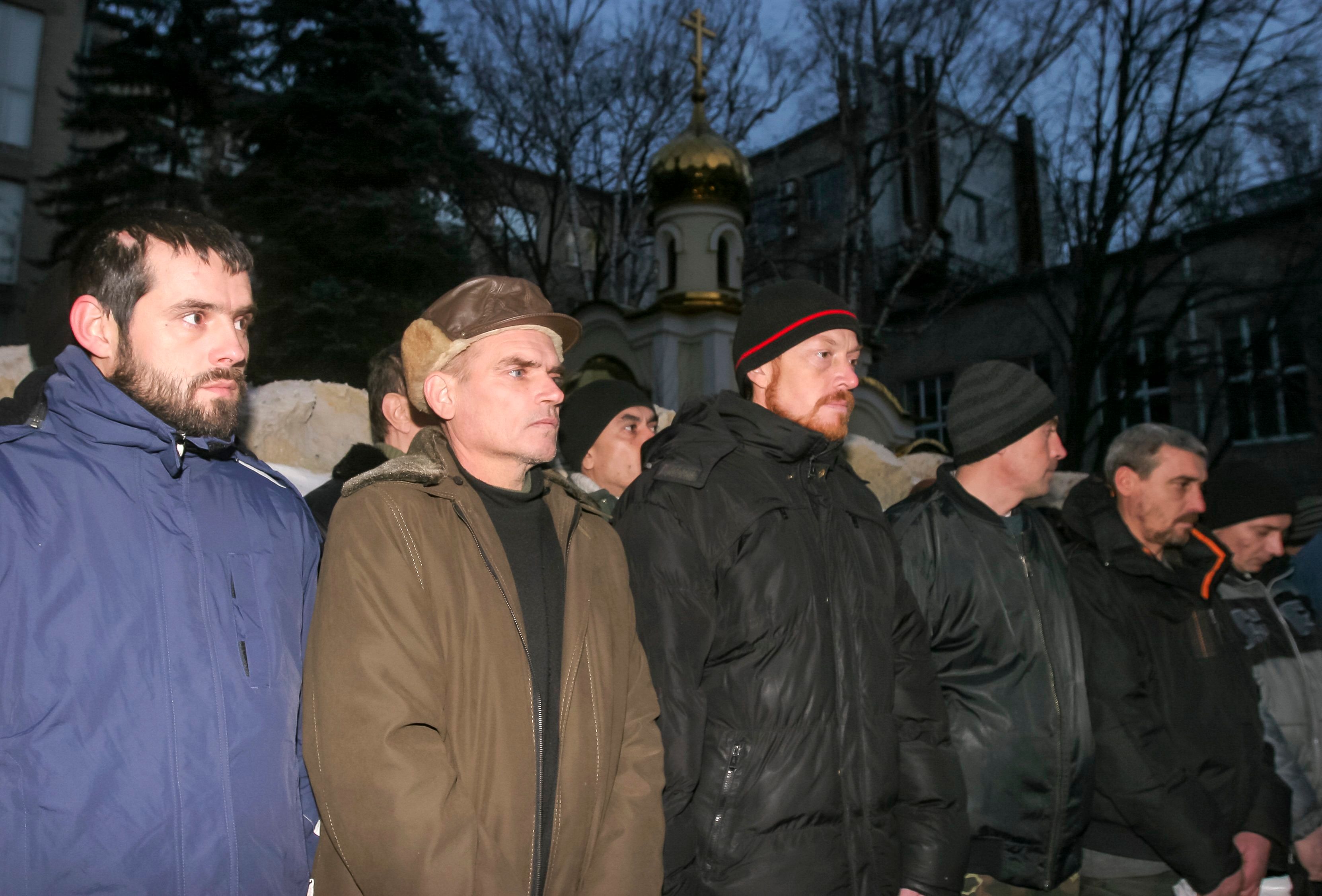 Ukrainian prisoners of war get ready to be transported for an exchange for members of pro-Russian separatists in Donetsk December 26, 2014. Photo: Reuters