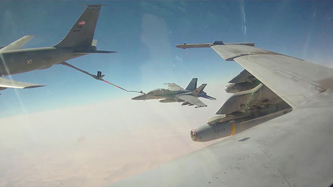 A still image captured from US Navy cockpit video shows an F/A-18F Super Hornet assigned to the Fighting Black Lions of Strike Fighter Squadron (VFA) 213 in a mid-air refueling after launching from the aircraft carrier USS George HW Bush in the Arabian Gulf on August 10, 2014 in this video released on August 11, 2014. Photo: Reuters
