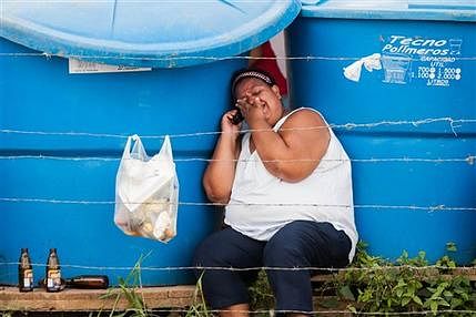 A relative of a inmate cries while waiting for information outside the David Viloria prison in Barquisimeto, Venezuela, November 27. Photo: AP  