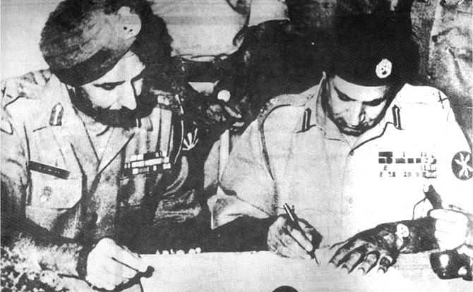 Pakistan General Niazi surrender to joint forces’ Commander Jagjit Singh Aurora on December 16, 1971 at Suhrawardy Udyan in Dhaka.
