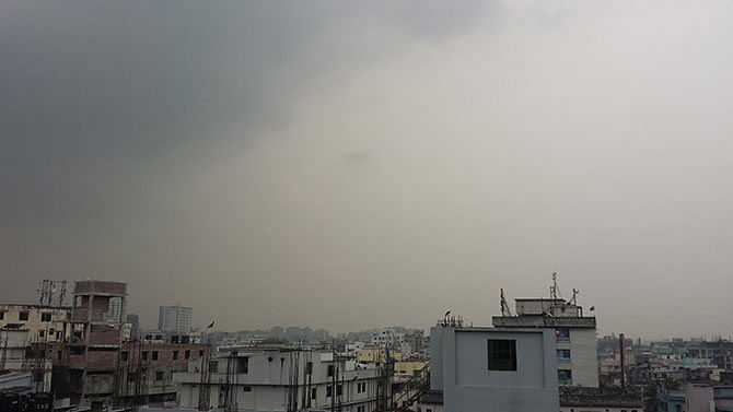 Foggy and gloomy weather is likely to stay across the country for the next 2 days. The photo was taken in Dhaka city around 3:00pm on Sunday. Photo: Shamim Ashraf 