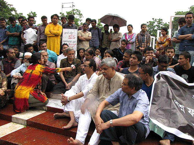 2.	Eminent citizens, writers, teachers and guardians are staging demonstration braving rains at the Central Shaheed Minar in the capital on Friday. Photo: Courtesy